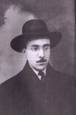 https://libquotes.com/apics/fernando-pessoa.jpg