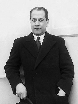 Jose Raul Capablanca quote: Alekhine evidently possesses the most  remarkable chess memory that has